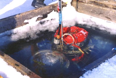 момент погружения глубоководного модуля нейтринного телескопа в озеро Байкал